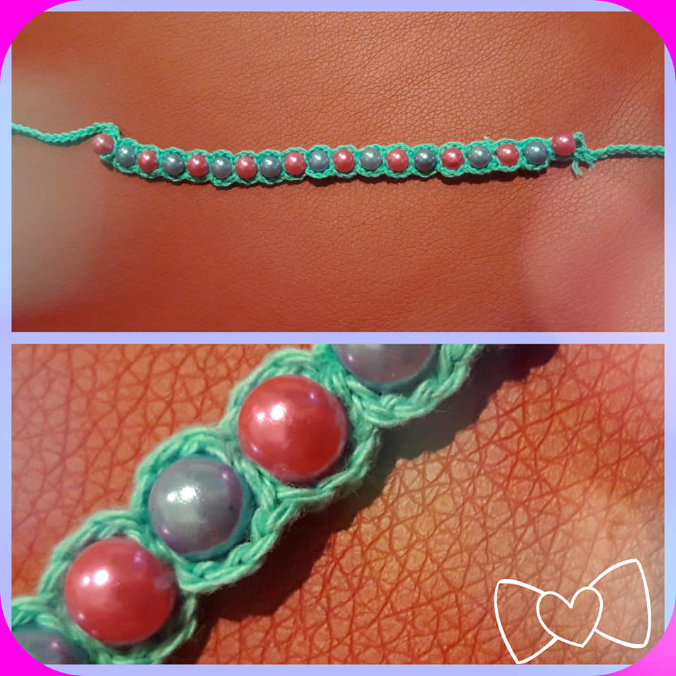 Bracciale con cotone e perline in più colori