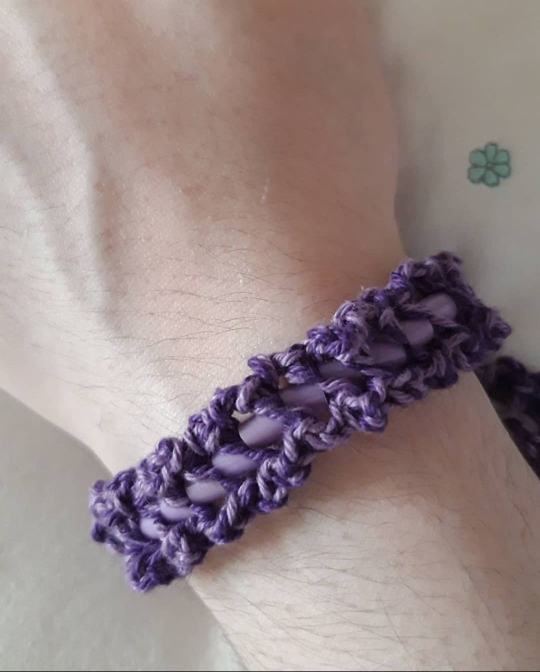Bracciale con cotone e perline in versione Pyssla